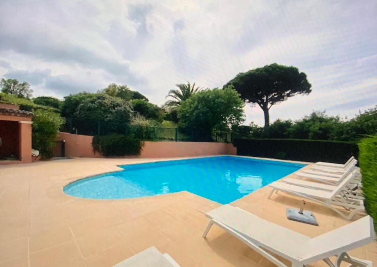 Villa vue mer donnant sur le Golfe de St Tropez, 2 chambres, 6 pers, piscine commune Saint-Tropez Extérieur photo