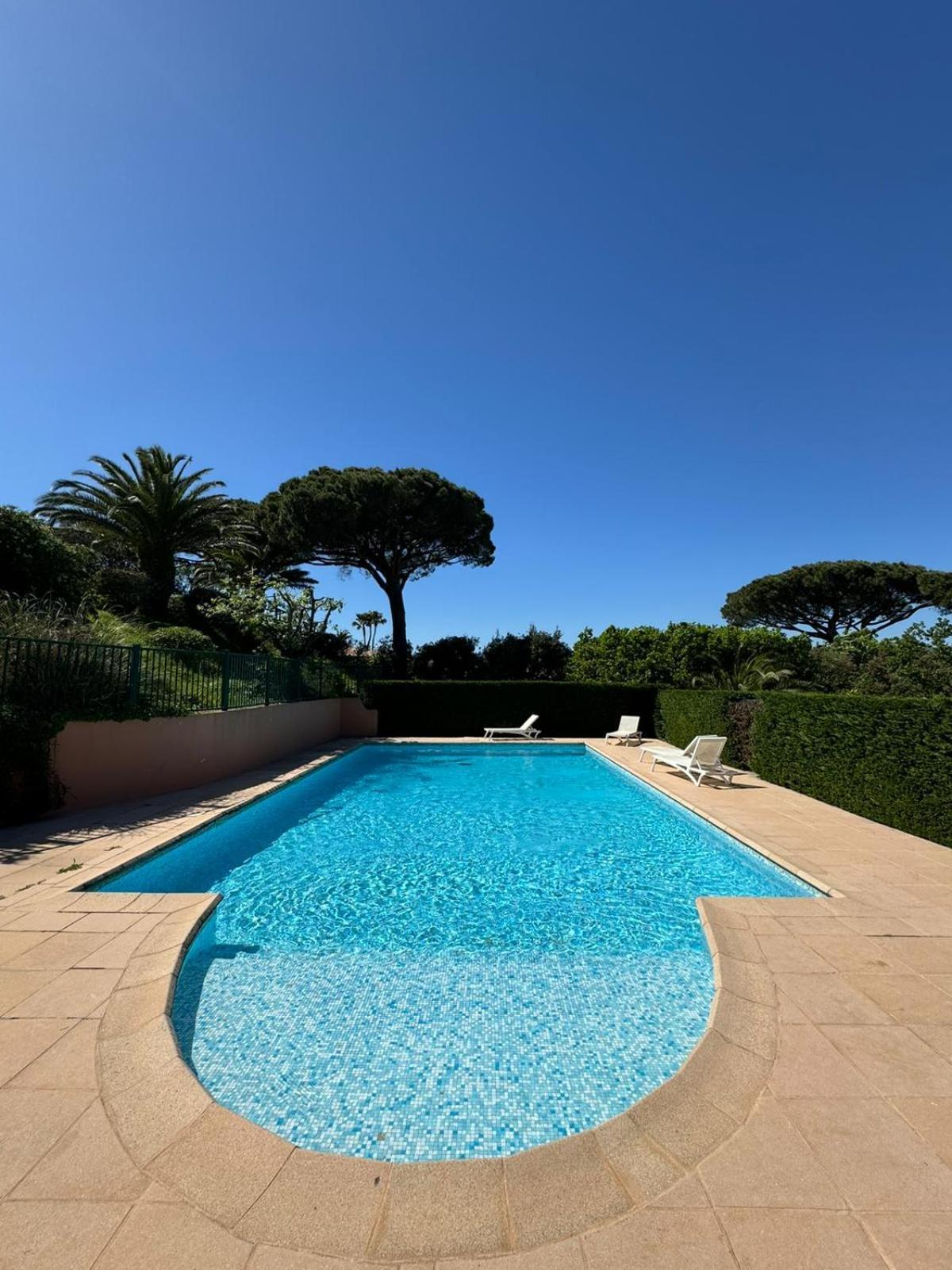 Villa vue mer donnant sur le Golfe de St Tropez, 2 chambres, 6 pers, piscine commune Saint-Tropez Extérieur photo